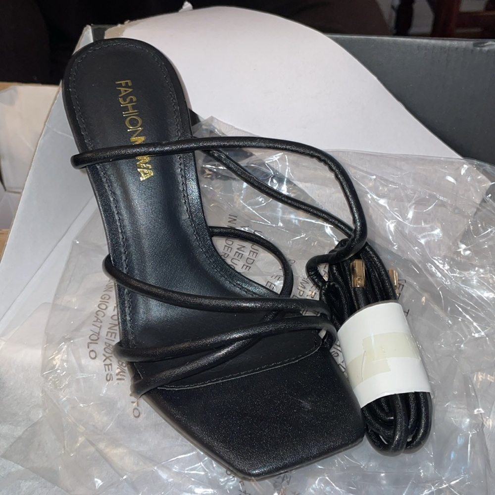 NWT FashionNova Never Look Back Strappy Heels DANNA in Black Size 6 - Picture 2 of 8